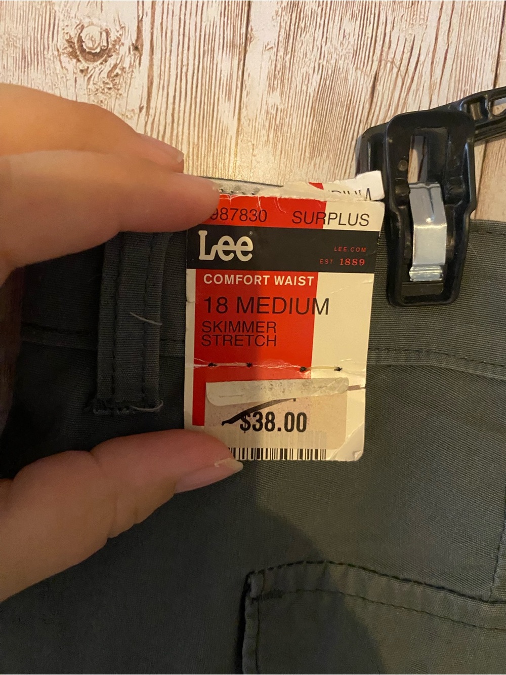 Lee NEW Comfort Waist Skimmer Stretch Capri Women's 18 NWT Shorts Gray - Picture 3 of 6